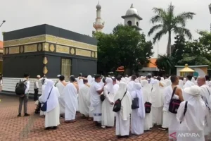 Harapan Mengalir di Asrama Haji Surabaya: Perpisahan Haru Calon Jamaah dan Persiapan Layanan Khusus di Masjidil Haram