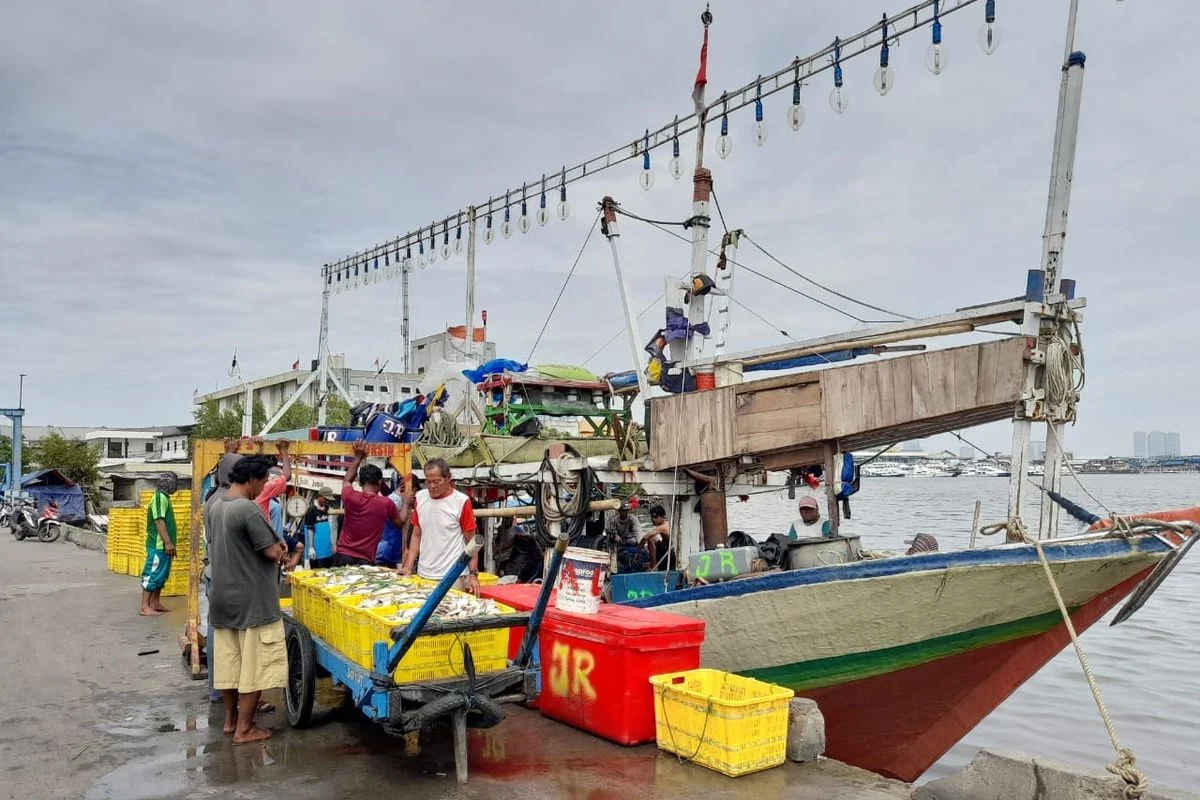 Harga Solar Melambung, Ratusan Nelayan Muara Angke Terpaksa Hentikan Perahu