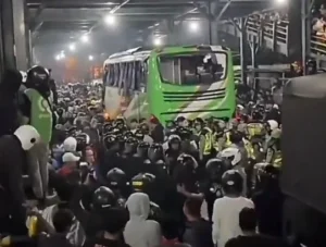 Kejutan Kelam di Lampung: Tiga Bus Bobotoh Persib Diserang Usai Laga Bhayangkara FC