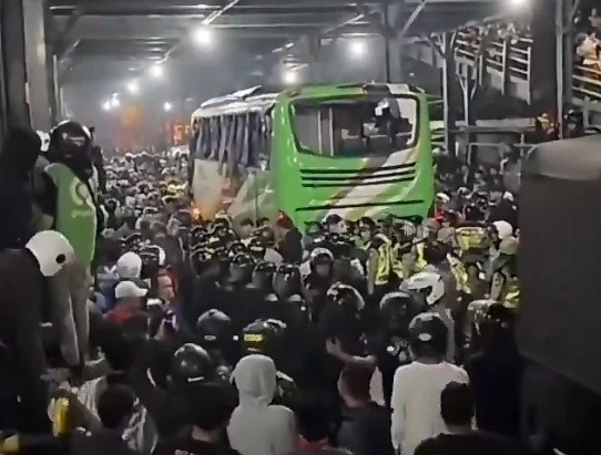 Kejutan Kelam di Lampung: Tiga Bus Bobotoh Persib Diserang Usai Laga Bhayangkara FC