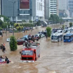 KRL Tersambar Petir, Stasiun Jurang Mangu Terhenti dan Penumpang Panik di Tengah Banjir Jakarta