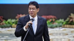 Menteri Keuangan Purbaya Bongkar Rumor Sakit dengan Video Renang: Kebenaran di Balik Viralitas