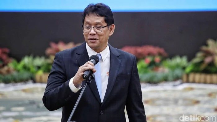 Menteri Keuangan Purbaya Bongkar Rumor Sakit dengan Video Renang: Kebenaran di Balik Viralitas