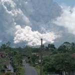 Merapi Menggempur Langit Pasca Hujan Lebat: Awan Panas Membuat Warga Gelisah