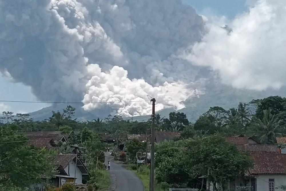 Merapi Menggempur Langit Pasca Hujan Lebat: Awan Panas Membuat Warga Gelisah