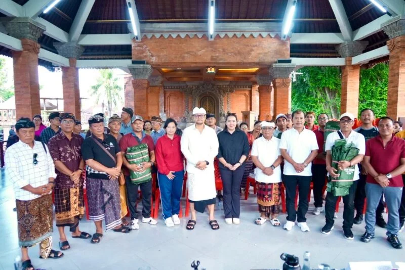 Optimalkan Pemilahan Sampah dari Sumber, Wabup Badung Serahkan Mesin Pencacah dan Bag Komposter di Sempidi