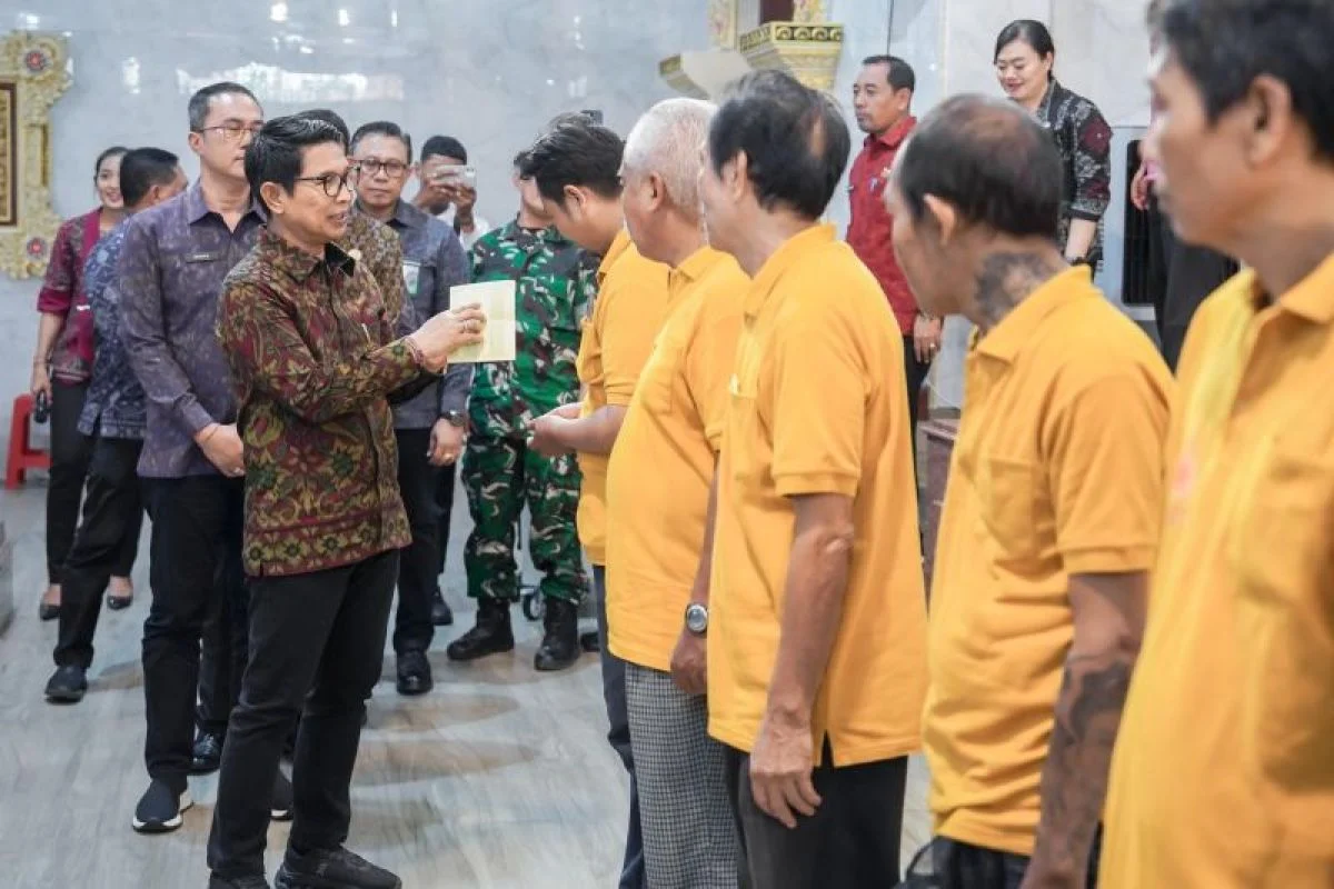 Pemkab Badung Salurkan Bantuan Keagamaan untuk Umat Buddha