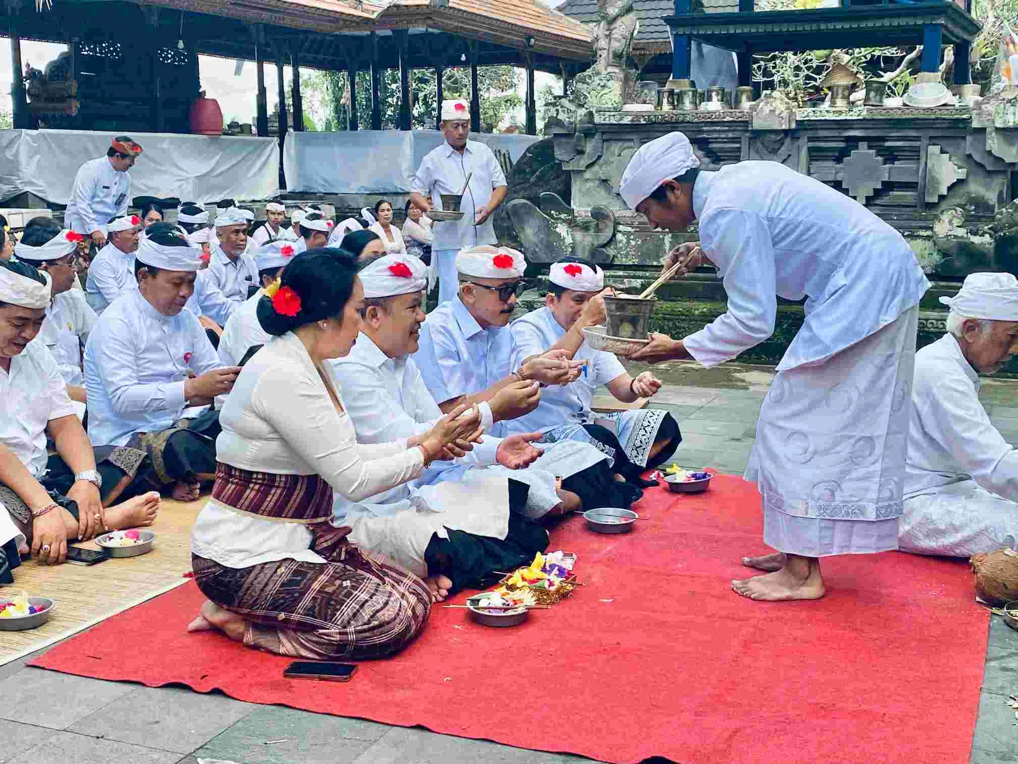 Persembahyangan di Pura Kehen Tandai Dimulainya Rangkaian HUT ke-822 Kota Bangli