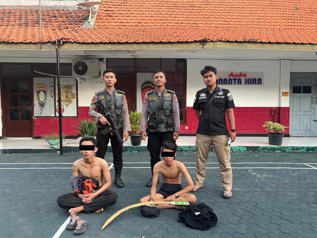 Remaja Bawa Celurit Tertangkap di Margorejo, Polisi Amankan Lima Pemuda, Warga Resah