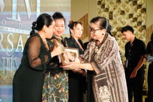 Reuni Alumni FEB Unud, Putri Koster Dorong Peran Akademisi Selamatkan Tenun Bali