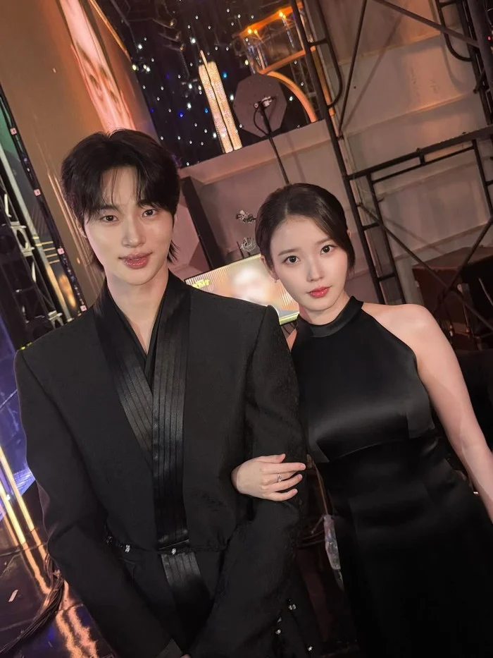 Romansa Mewah di Layar Kecil: Intip Foto Pernikahan IU dan Byeon Woo Seok dalam Perfect Crown