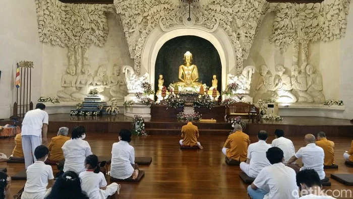 Sekda Kota Denpasar Hadiri Perayaan Waisak di Vihara Buddha Sakyamuni
