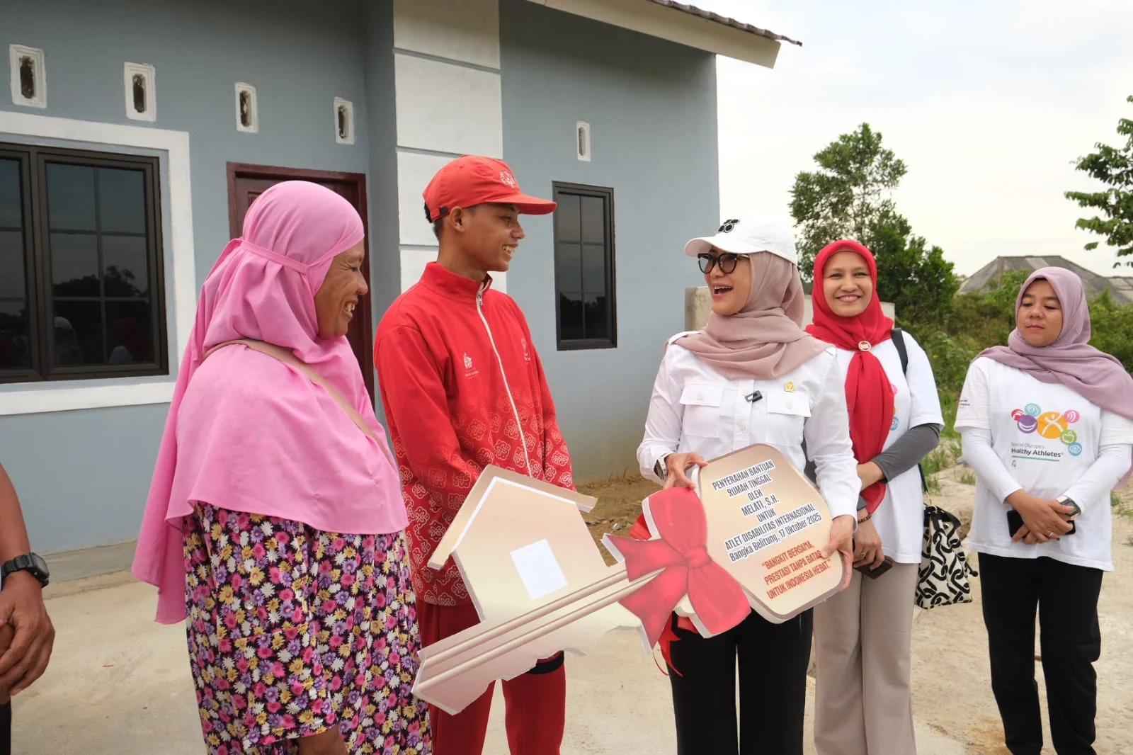 Semangat Bulan Bung Karno: Bupati Sutjidra Serahkan Rumah Layak Huni untuk Warga Disabilitas Korban Banjir