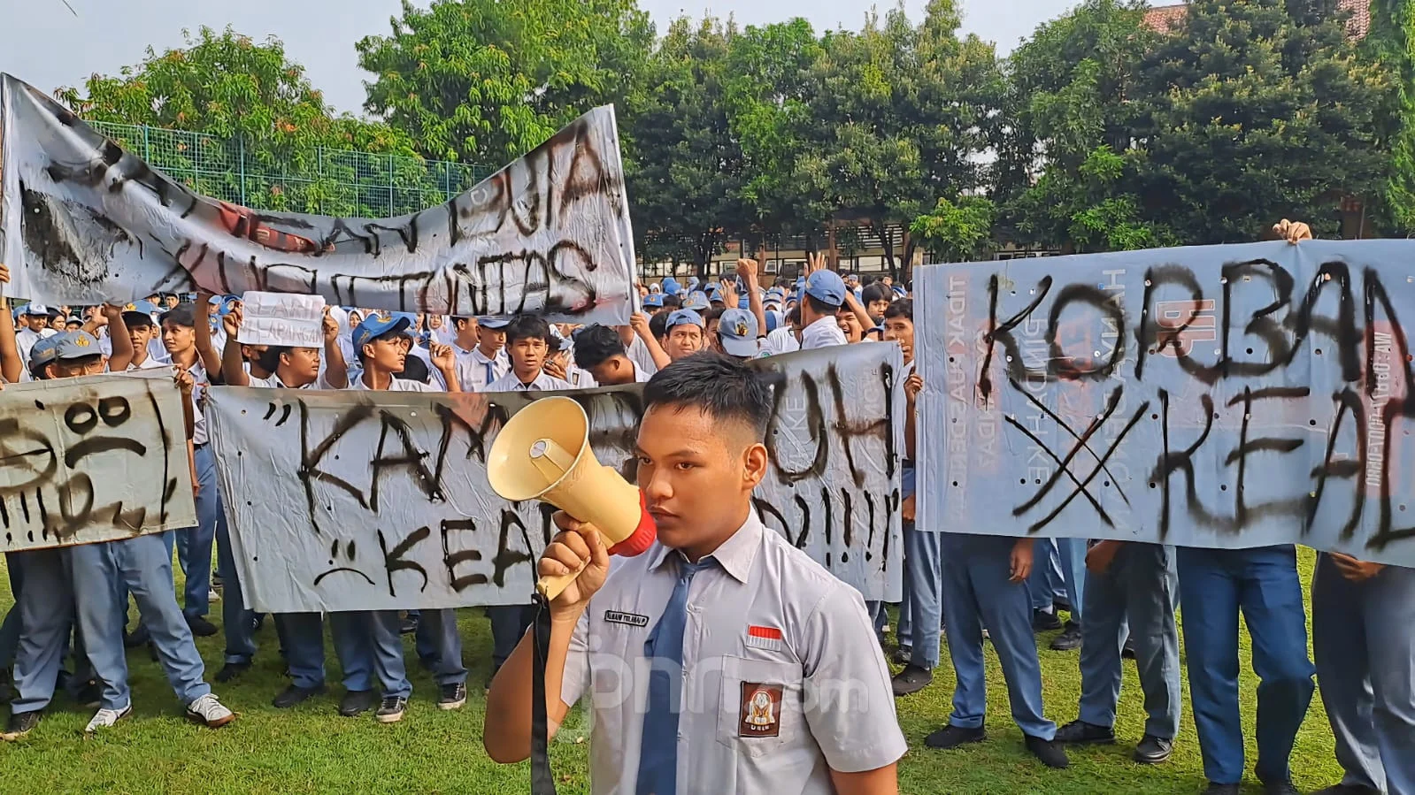 Skandal Guru Paksa 5 Murid SD Taliabu Makan Lumpur: Orangtua Mengamuk dan Tuntutan Hukum Mengguncang Maluku Utara