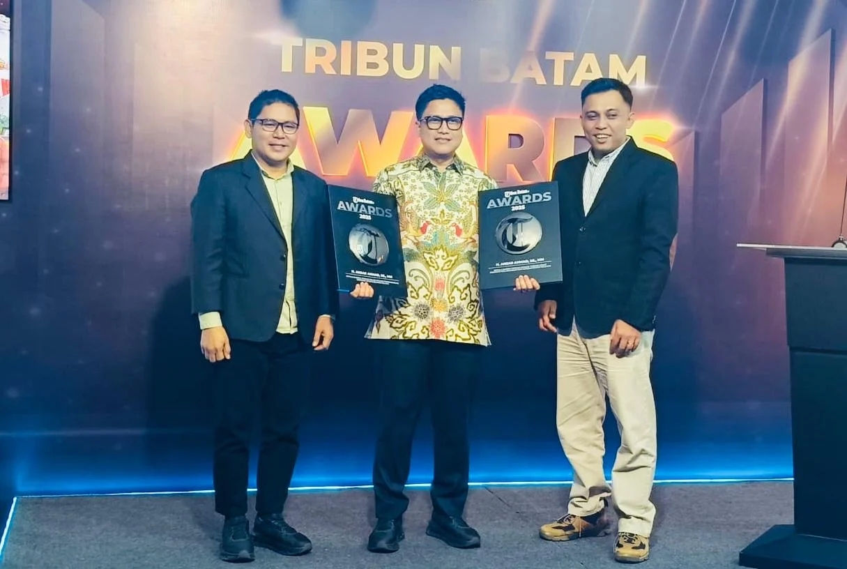 Tata Kelola Ekonomi Daerah Terbaik, Gubernur Koster Dianugerahi Tribun Bali Award