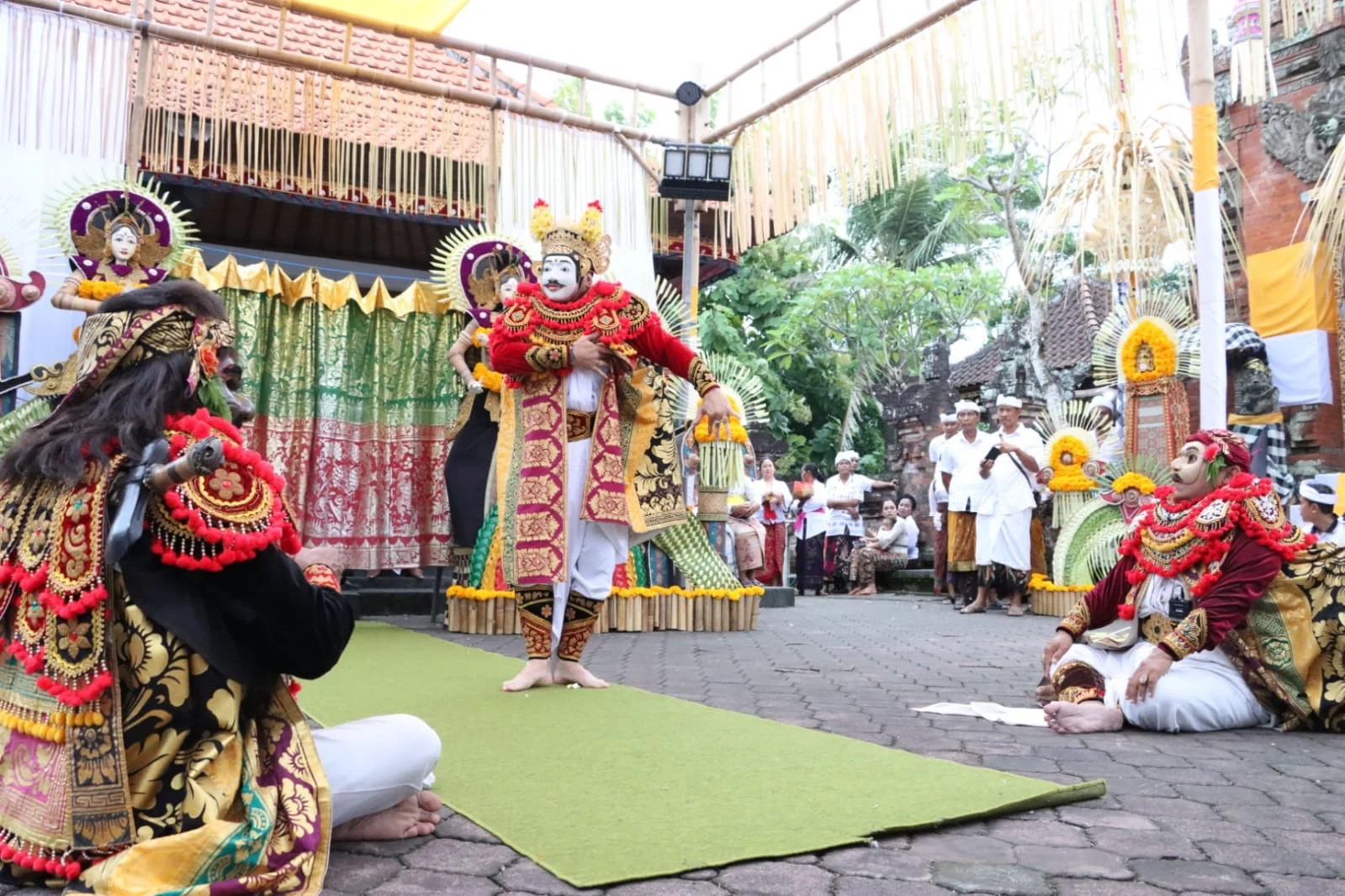 Wali Kota Jaya Negara Ngayah Nyangging di Pura Dalem Pengaotan, Desa Adat Bekul