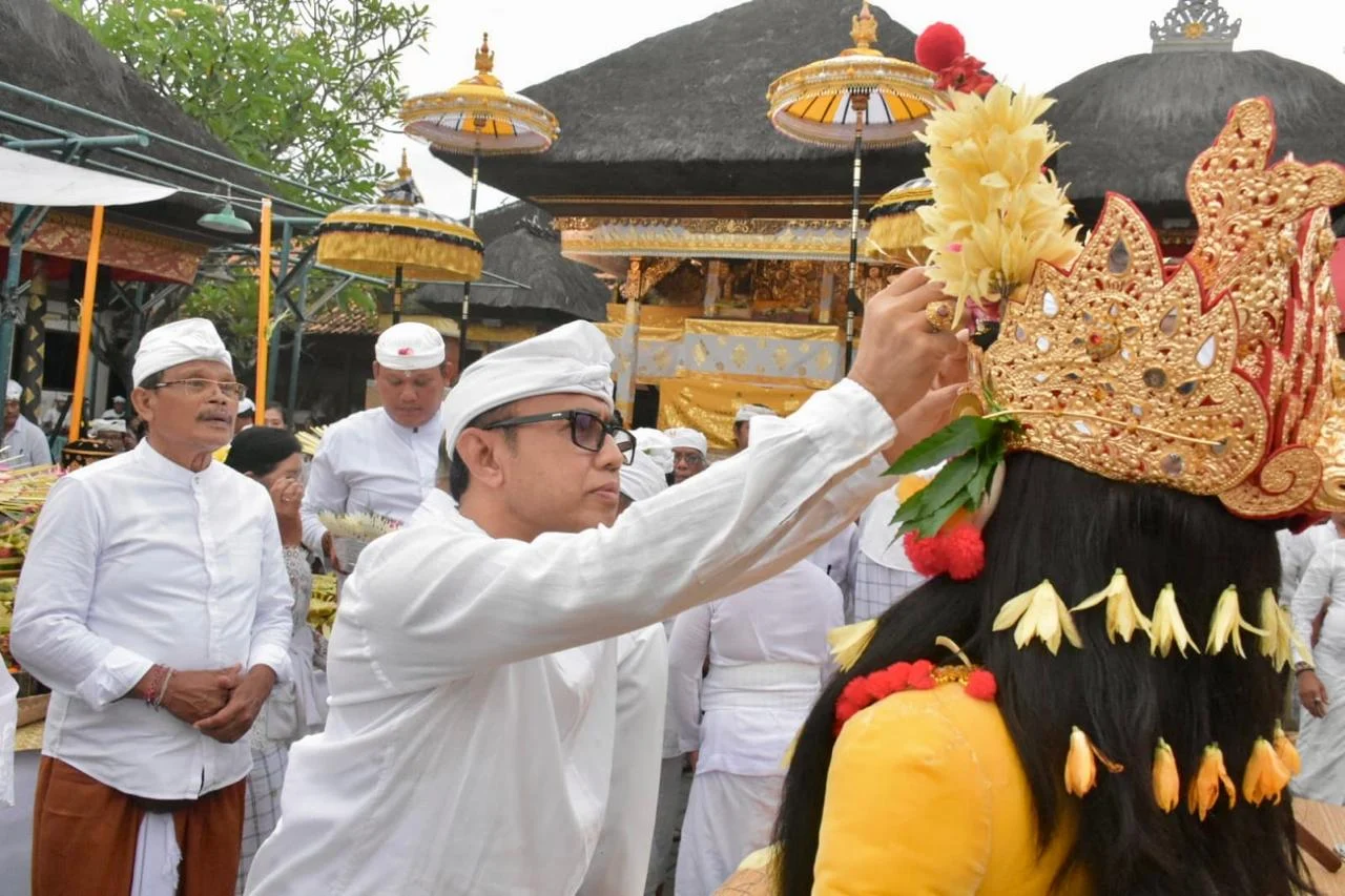 Walikota Jaya Negara Hadiri Upacara Melaspas Alit di Desa Adat Oongan