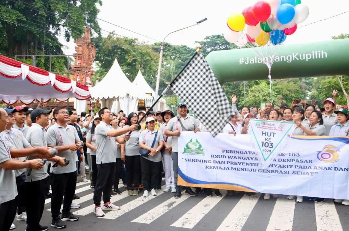 Wawali Arya Wibawa Lepas Jalan Sehat HUT ke-26 SMK PGRI 4, Ajak Siswa Tingkatkan Kompetensi