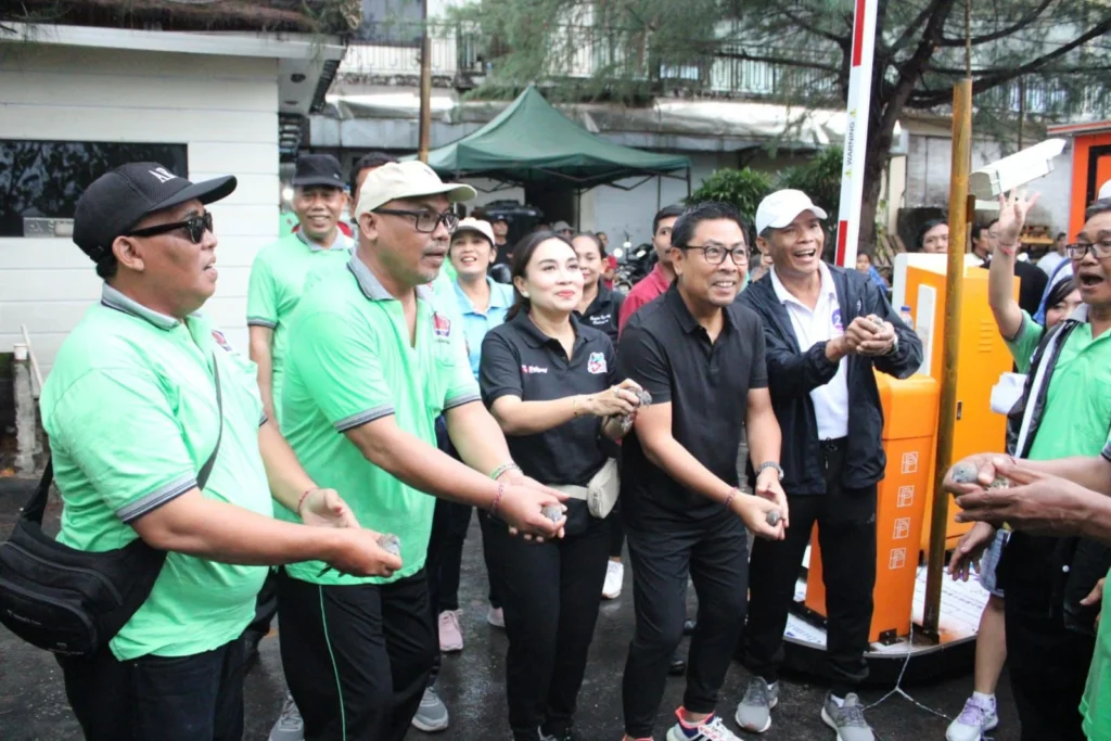 Wawali Arya Wibawa Melepas Kegiatan Jalan Sehat HUT Ke-26 SMK PGRI 4 Denpasar