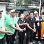 Wawali Arya Wibawa Melepas Kegiatan Jalan Sehat HUT Ke-26 SMK PGRI 4 Denpasar