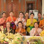 WHDI Denpasar Latih Ibu PKK Banjar Pegok Membuat Banten Otonan Ayaban Tumpeng Pitu