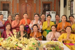 WHDI Denpasar Latih Ibu PKK Banjar Pegok Membuat Banten Otonan Ayaban Tumpeng Pitu
