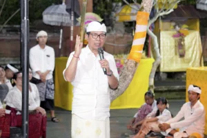 Bupati Adi Arnawa Hadiri Upacara Piodalan di Pura Dalem Puri Bongkasa