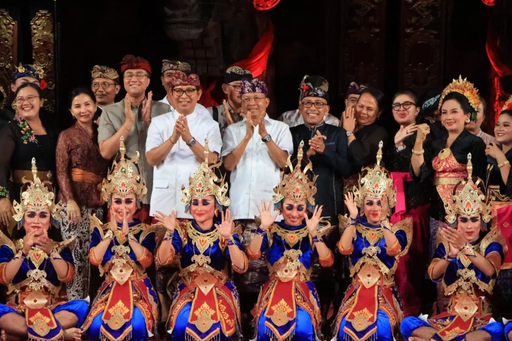 Bupati Satria Saksikan Uji Coba Gong Kebyar dan Drama Gong di Nusa Penida