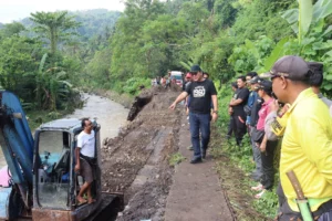 Bupati Sutjidra Meninjau Lokasi Banjir di Baktiseraga