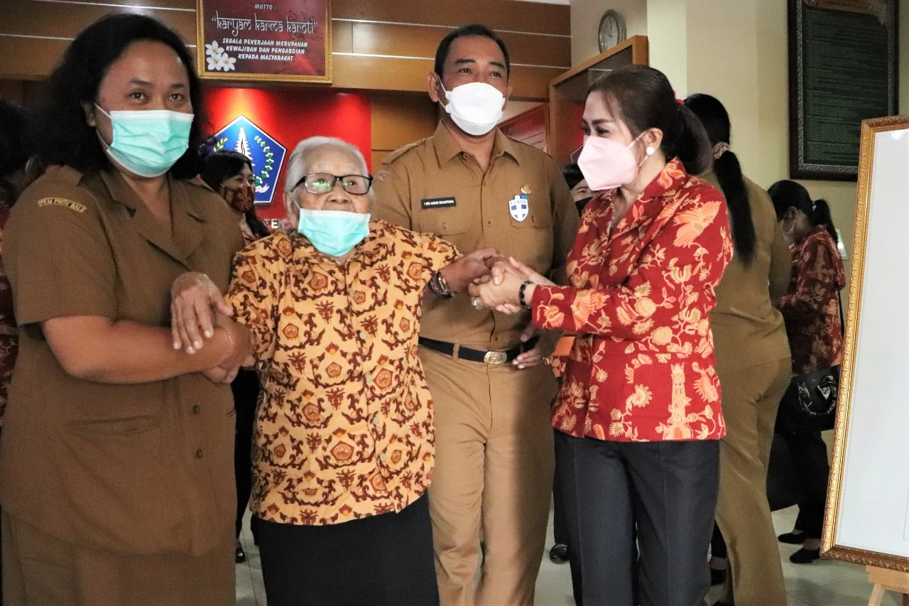 DWP Badung Mengunjungi ASN yang Tengah Jalani Perawatan Intensif untuk Memperingati Hari Pancasila