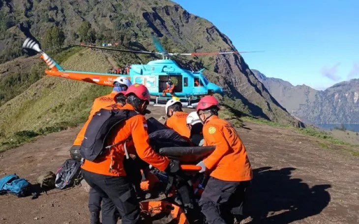 Helikopter FINNS Search & Rescue Berhasil Evakuasi Wisatawan Terluka dari Gunung Rinjani