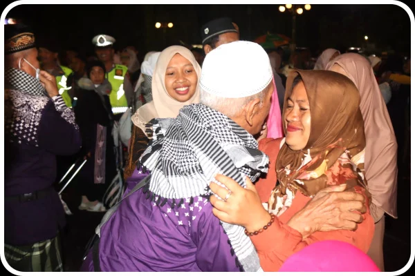 Kepulangan Jemaah Haji Jembrana dari Tanah Suci Dibalut Tangis Haru dan Syukur