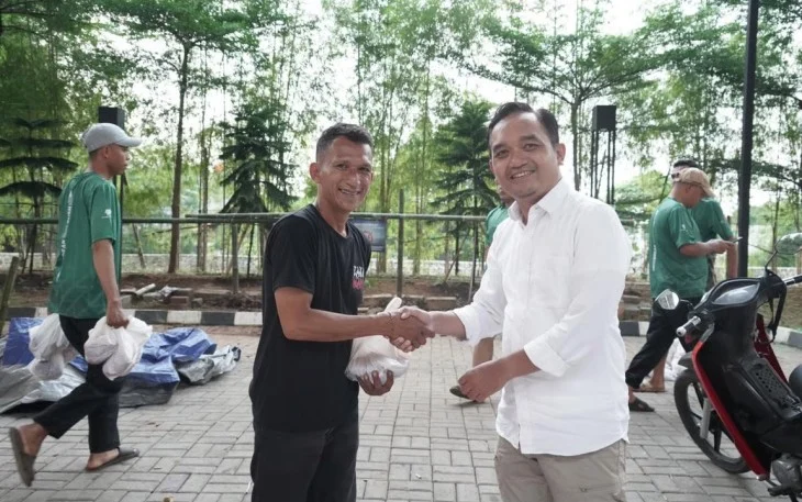LRT Jabodebek Distribusikan Daging Kurban kepada Warga dan Yayasan Sekitar Operasional