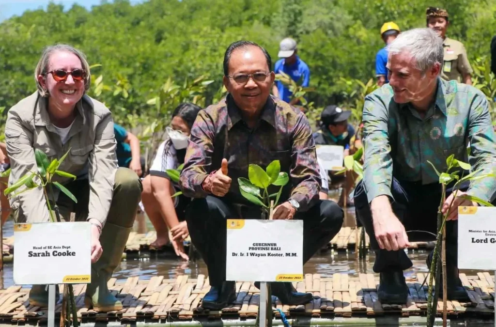 Menteri LH dan Gubernur Koster Pimpin Penanaman Mangrove di Denpasar