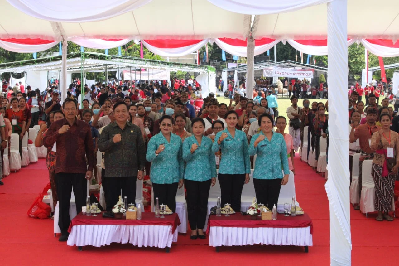 Ny. Sagung Antari Jaya Negara Hadiri Pasar Rakyat TP PKK Provinsi Bali di Buleleng