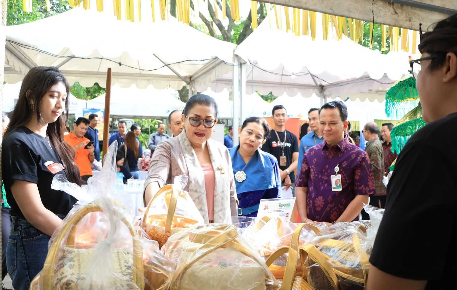 OJK Bali dan FKLJK Hadirkan Pasar Murah untuk Warga dan UMKM Menjelang Galungan - Kuningan