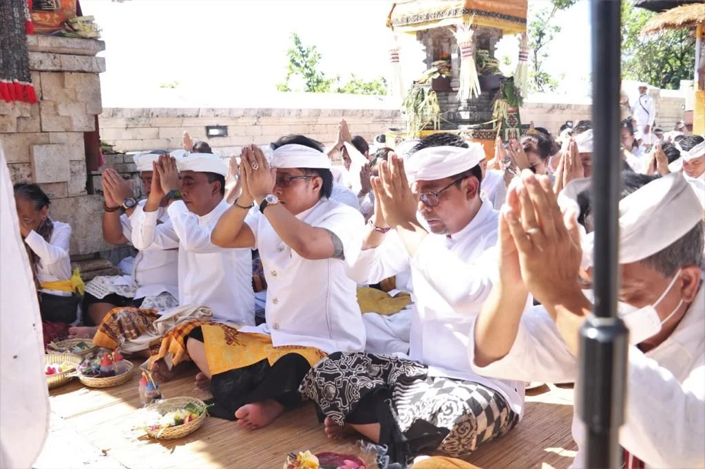 Pemkab Badung Gelar Bhakti Penganyaran di Pura Luhur Batukau