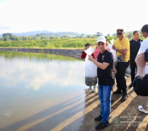 Peringati Bulan Bung Karno VIII, Bupati Satria Pimpin Aksi Bersih Pantai di Kusamba