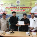 PHDI dan Bakesbangpol Denpasar Berbagi Paket Daging Babi untuk Masyarakat Jelang Galungan dan Kuningan