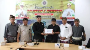 PHDI dan Bakesbangpol Denpasar Berbagi Paket Daging Babi untuk Masyarakat Jelang Galungan dan Kuningan