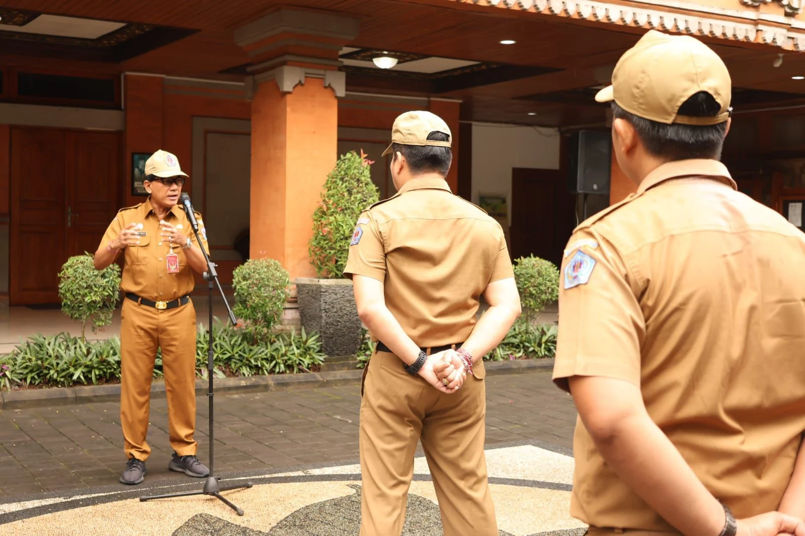 Sekda Eddy Mulya Mimpin Apel Disiplin ASN di Kecamatan Dentim untuk Tingkatkan Dedikasi dan Kolaborasi