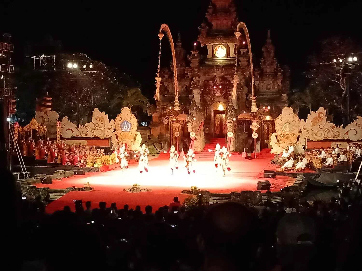Tampil Apik Lewat Dolanan Upih Jaran di Panggung Ardha Candra, Walikota Jaya Negara Apresiasi Duta GKA Denpasar