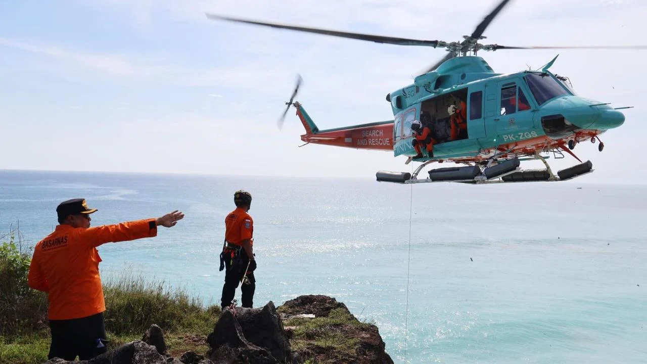 Tim SAR Gabungan Selamatkan Korban Terjebak di Tebing Pantai Pandawa