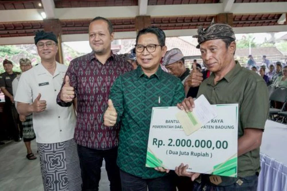 Wabup Badung Hadiri Karya Agung di Sibanggede, Serahkan Bantuan Rp1,5 Miliar