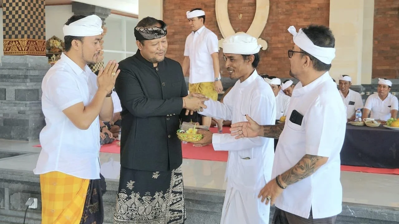 Wabup Bagus Alit Sucipta Hadiri Karya Rsi Gana di Pura Desa Sibanggede