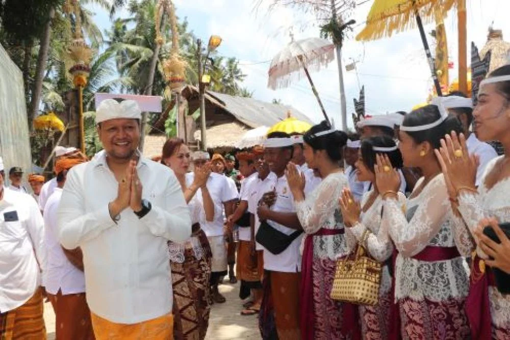 Wabup Bagus Alit Sucipta Hadiri Upacara Ngeratep Tapakan di Pura Dalem Bebalang Carangsari
