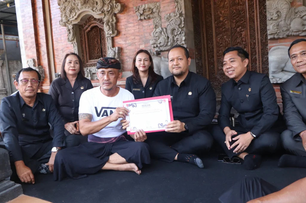 Wabup Bagus Alit Sucipta Serahkan Penghargaan Tertib Administrasi Akta Kematian