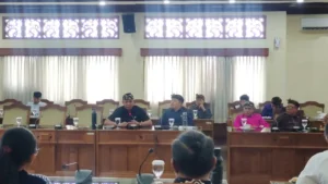 Wakil Ketua Komisi I DPRD Badung Lanang Umbara Hadiri Upacara Ngeratep Petapakan di Pura Dalem Bebalang Carangsari