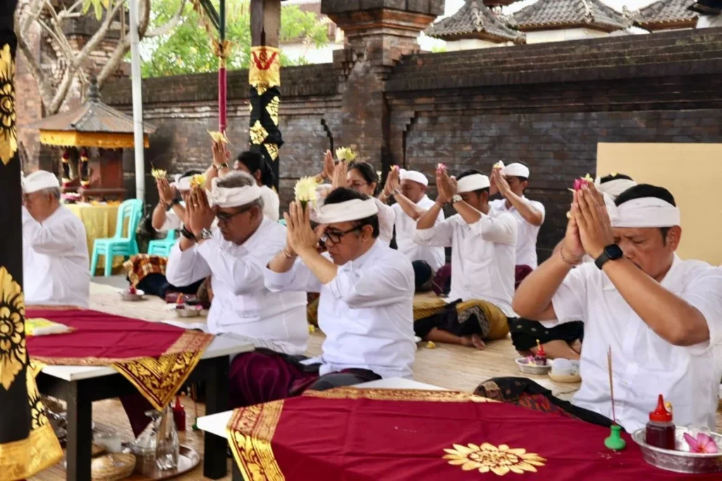 Wali Kota Jaya Negara Hadiri Pedudusan Agung di Pura Dalem Pengaotan