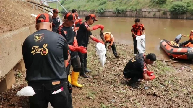 Warga Penarukan Kumpulkan 187 Kilogram Sampah dari Sungai dalam Rangka Peringati Hari Lahir Pancasila